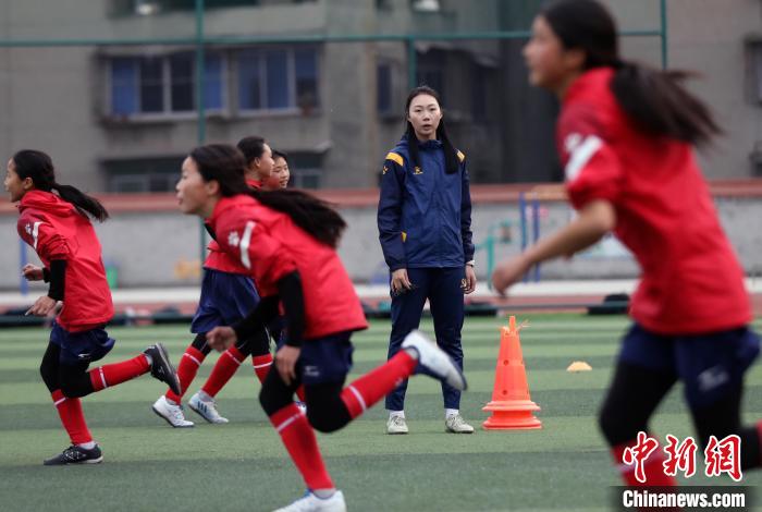 四川内江资中县的绿茵伉俪：扎根家乡，以背篼