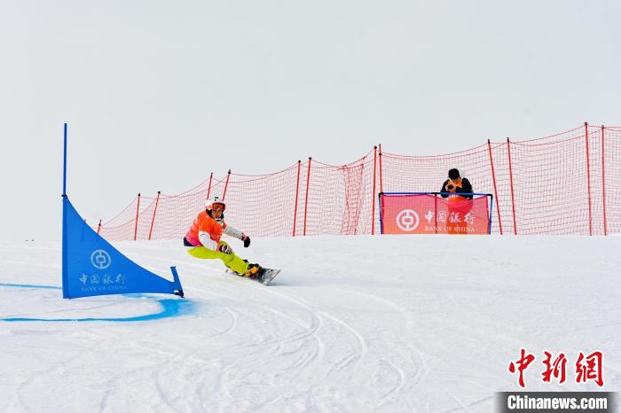 天津青少年滑雪公开赛庆冬奥一周年 本地小将同