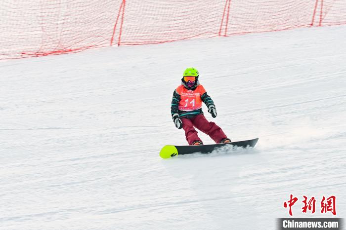 天津青少年滑雪公开赛庆冬奥一周年 本地小将同