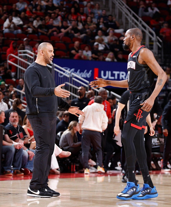 勇士四连败遭森林狼击溃 西部排名争夺白热化