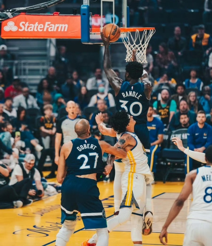 勇士四连败遭森林狼击溃 西部排名争夺白热化