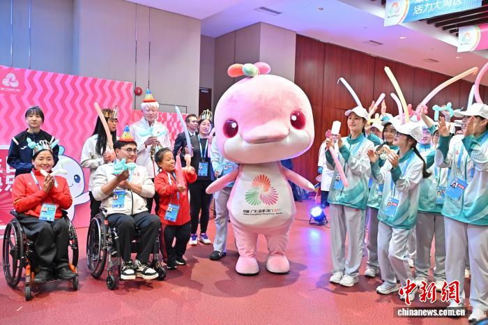 广州残特奥会为过生日运动员庆生