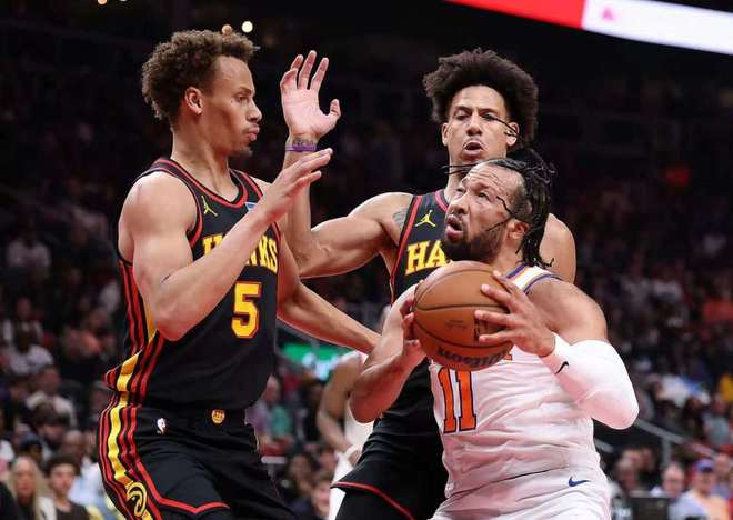 尼克斯逆转老鹰终结4连胜布伦森率队完成绝地反